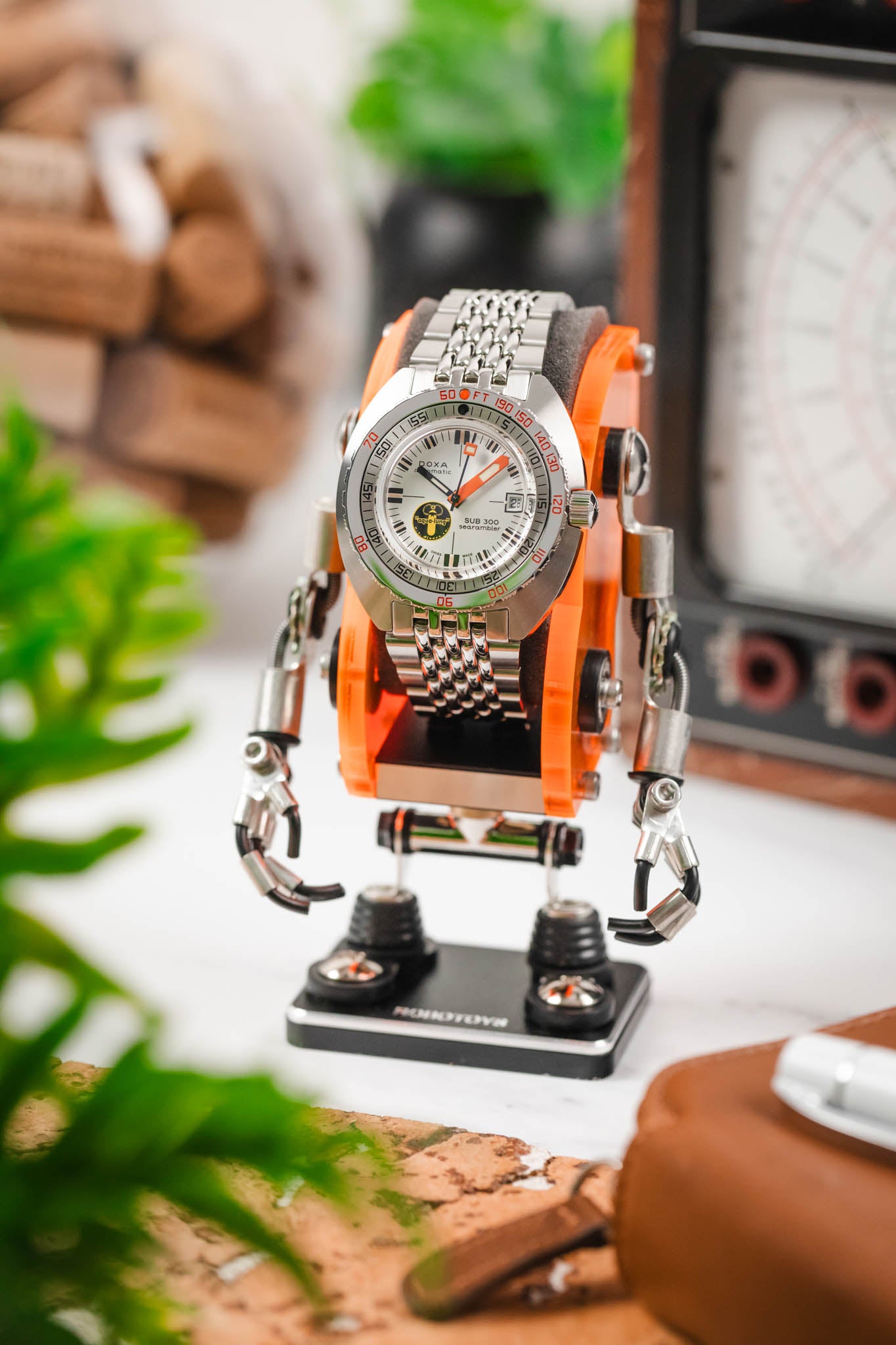 ROBOTOYS - MIKE - NEON ORANGE - Watch display stand