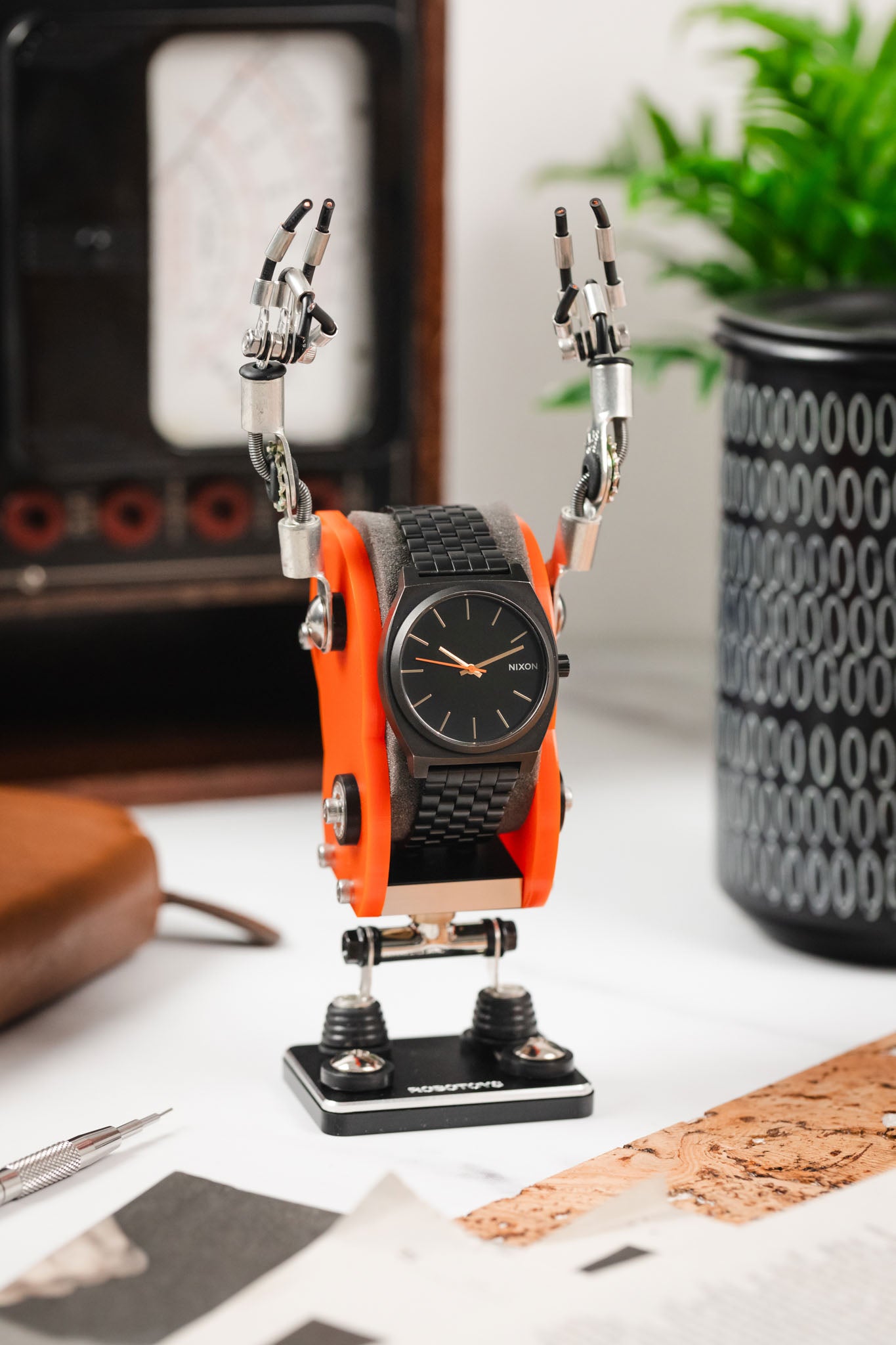 ROBOTOYS - MIKE - ORANGE - Watch display stand