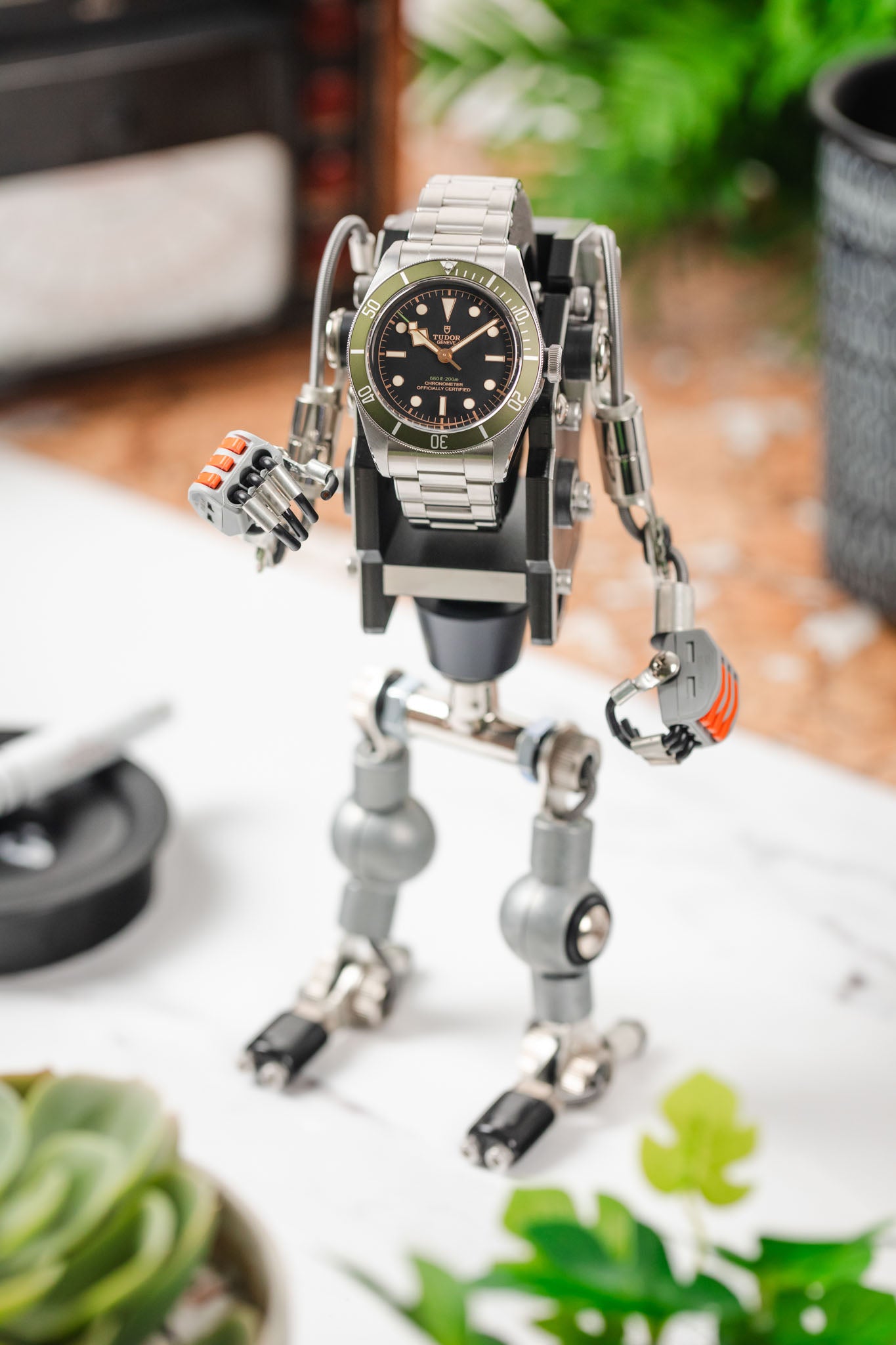 ROBOTOYS - SPUD - Silver Watch display stand