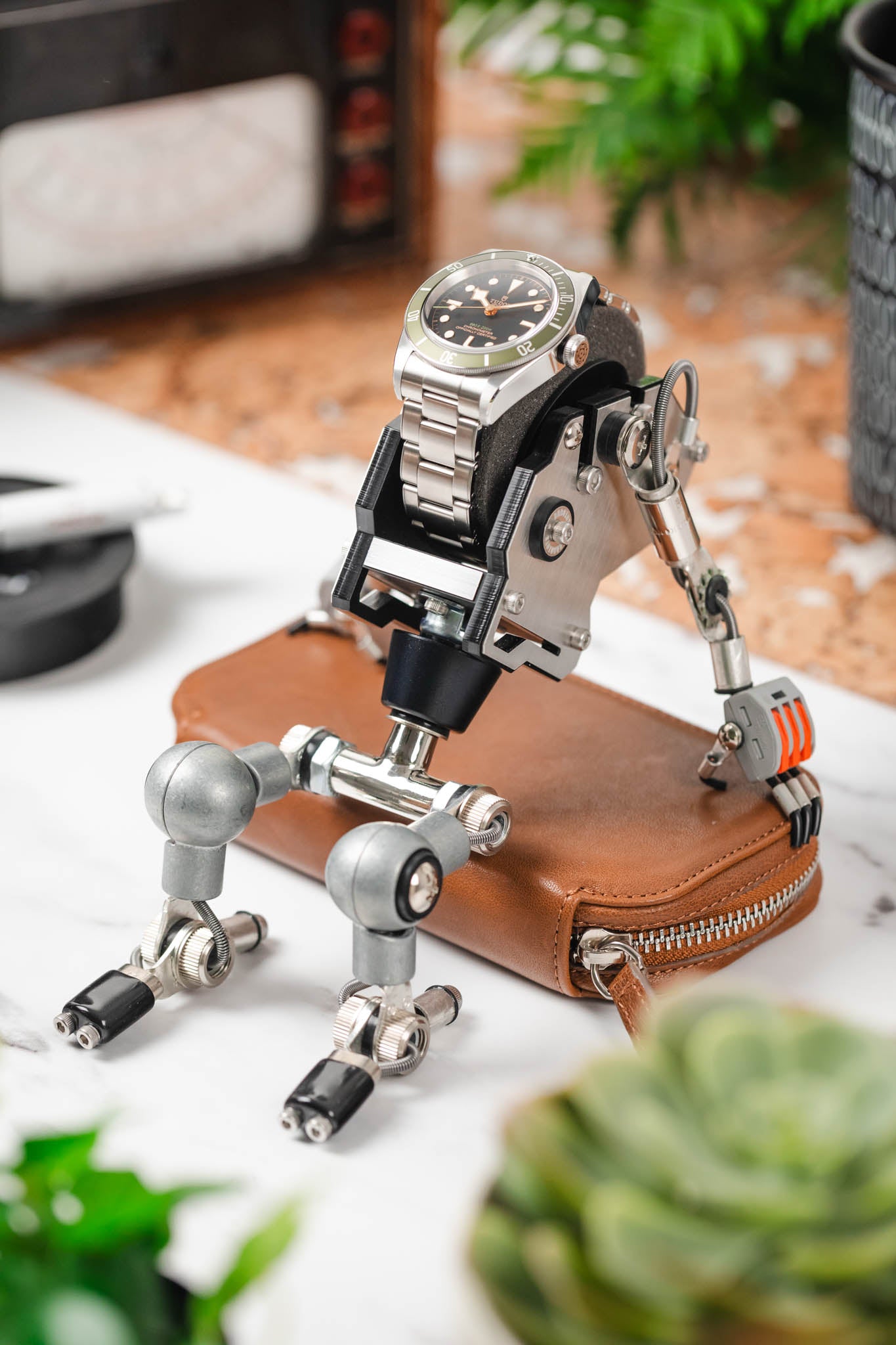 ROBOTOYS - SPUD - Silver Watch display stand